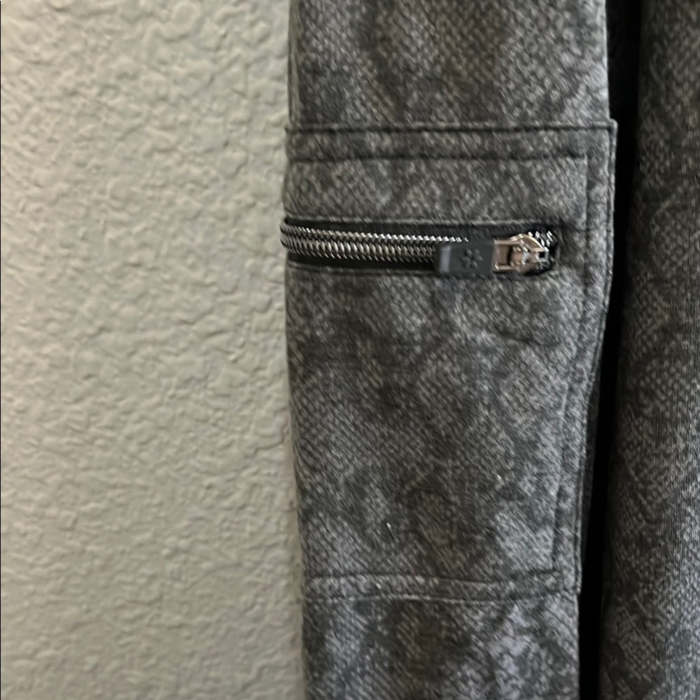 Nine West Grey Snake Print Sweatshirt Size 1X NWT - Picture 4 of 5